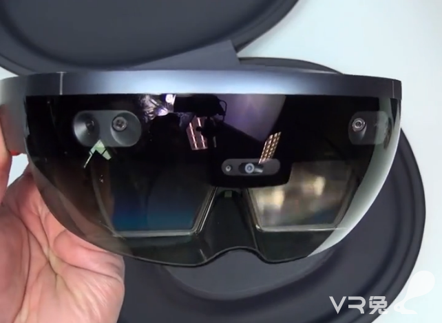 视频：微软HoloLens开箱