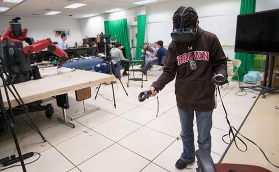 美国布朗大学将使用VR控制机器人的项目代码开源
